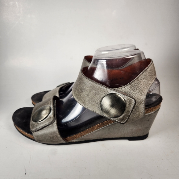 TAOS Women's Carousel Sandal Size 40 / 9 Gray Distressed Leather Wedge Shoe - Picture 9 of 10